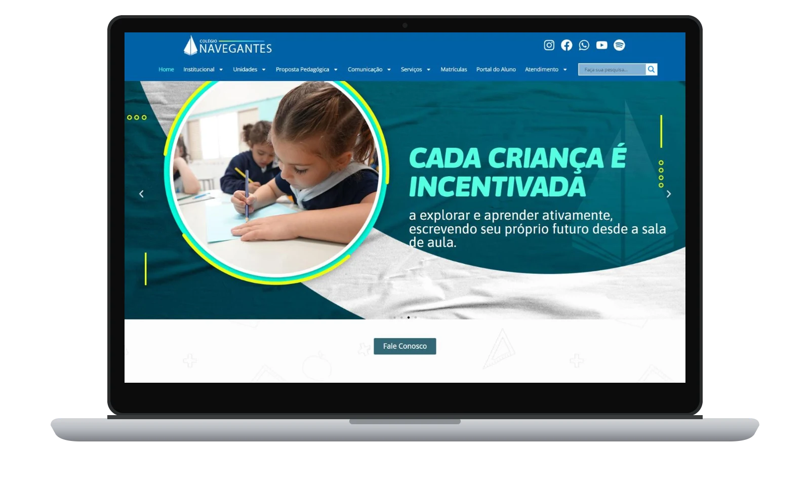 Mockup do site Colégio Navegantes em notebook
